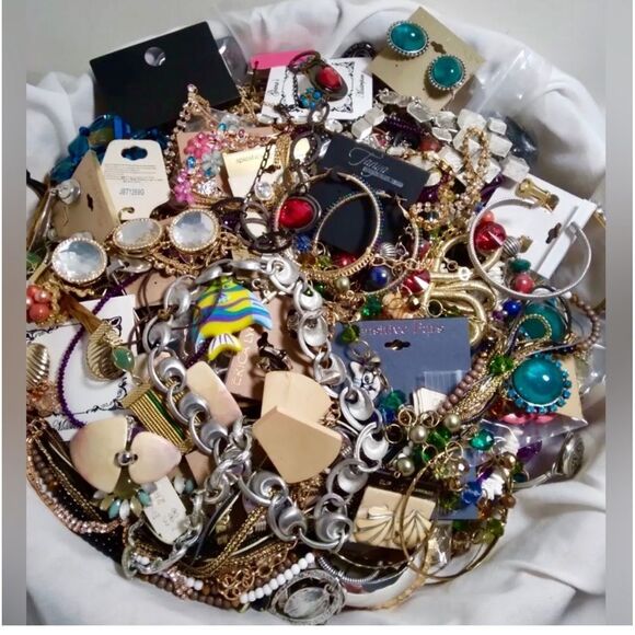Huge 3 LB Vintage to Now Jewelry Lot- MYSTERY BOX Gold Silver Rhinestones - Picture 4 of 12
